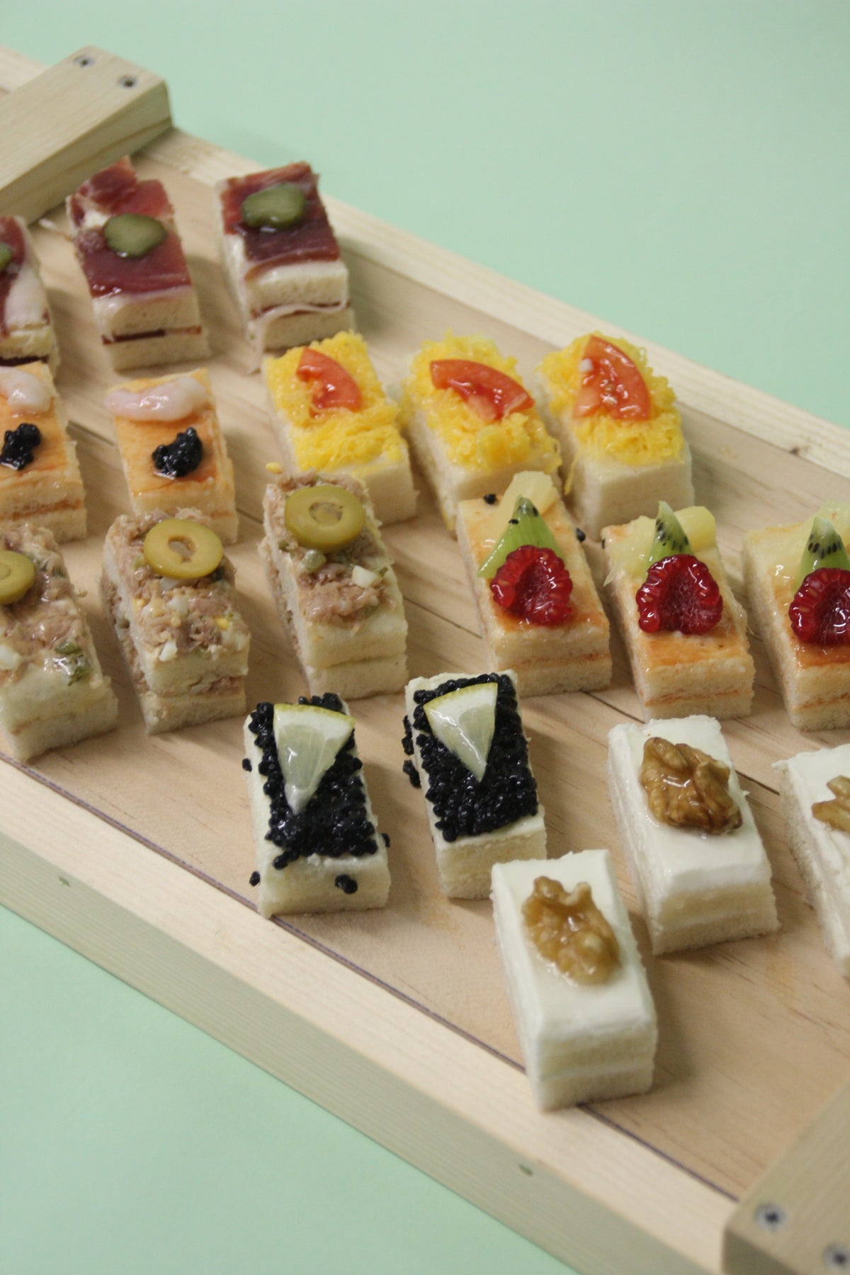BANDEJA DE CANAPÉS (30 ud)